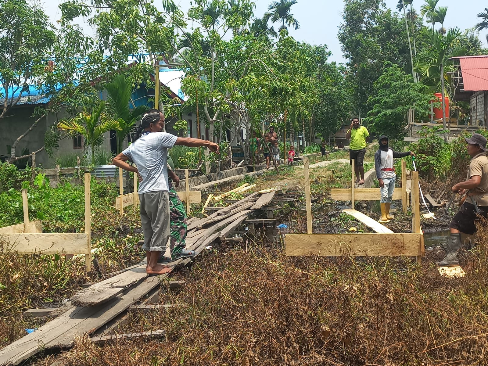 Satgas TMMD ke-130 Bangun Jembatan,  Permudah Akses Jalan Masyarakat