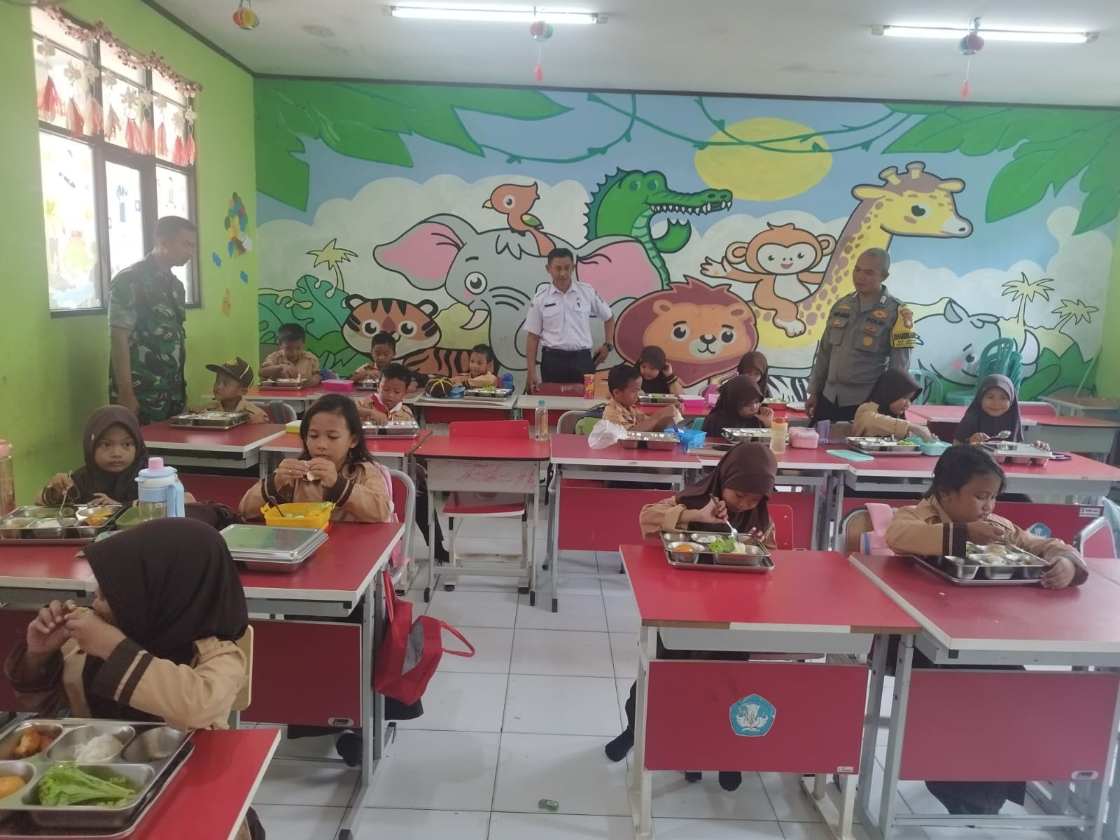 Pastikan Distribusi Tepat Sasaran, Polsek Jatisampurna Monitoring Penyaluran Makan Bergizi Gratis