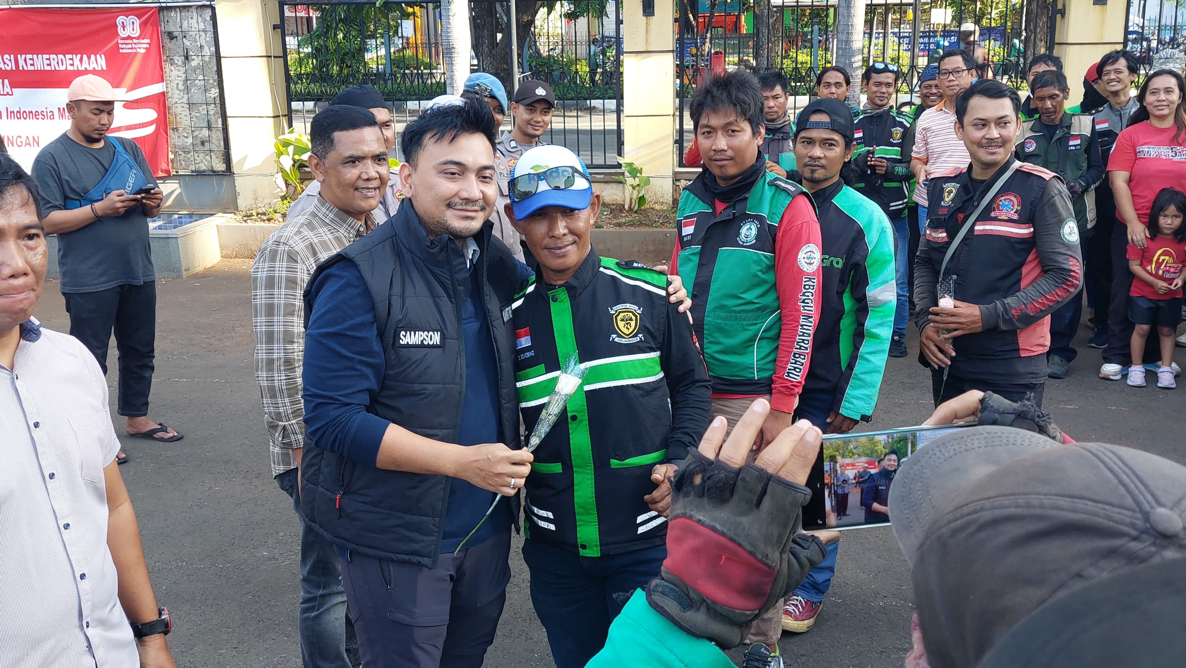 Komunitas Ojol KBP Gelar Aksi Damai, Serahkan Bunga Mawar ke Polsek Metro Penjaringan