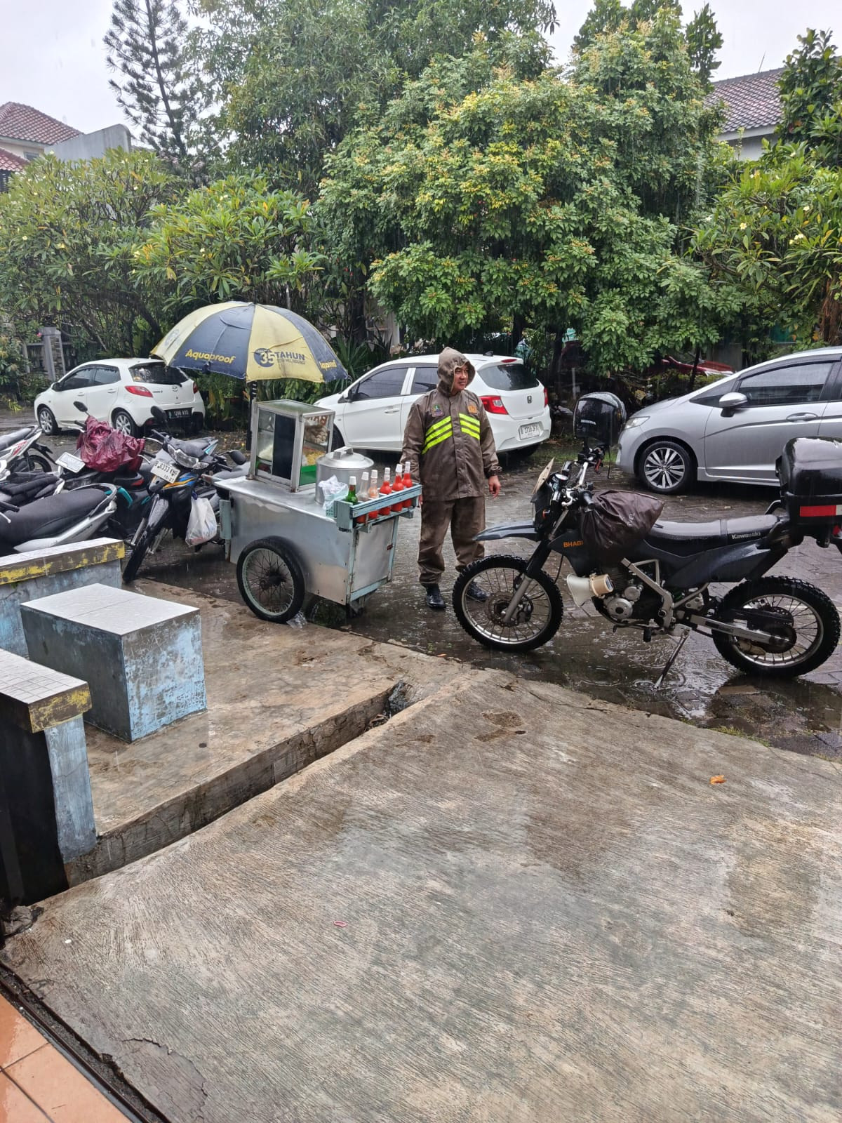 Antisipasi Dampak Musim Hujan, Bhabinkamtibmas Polsek Medan Satria Pantau Titik Rawan Genangan di Kelurahan Pejuang