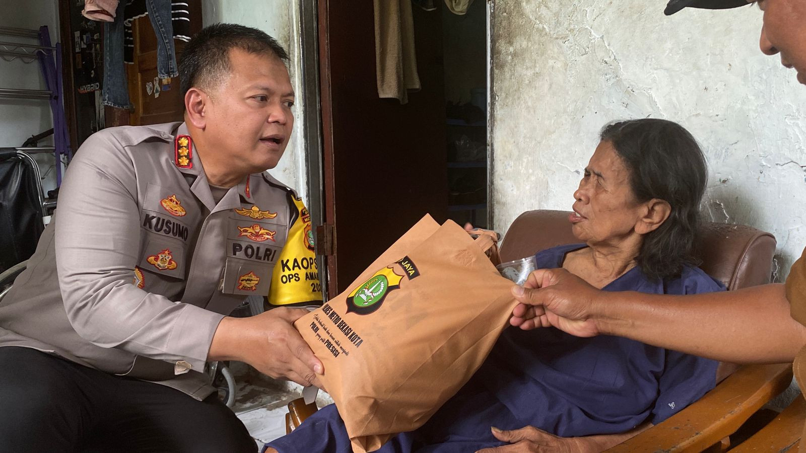 Kapolres Metro Bekasi Kota Gelar Bakti Kesehatan dan  Menyalurkan Paket Sembako Ke Warga