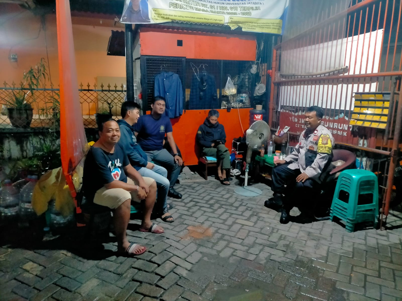 Perkuat Pengamanan Swakarsa, Kanit Binmas Polsek Medan Satria Sambangi Pos Siskamling Perum Duta Bumi