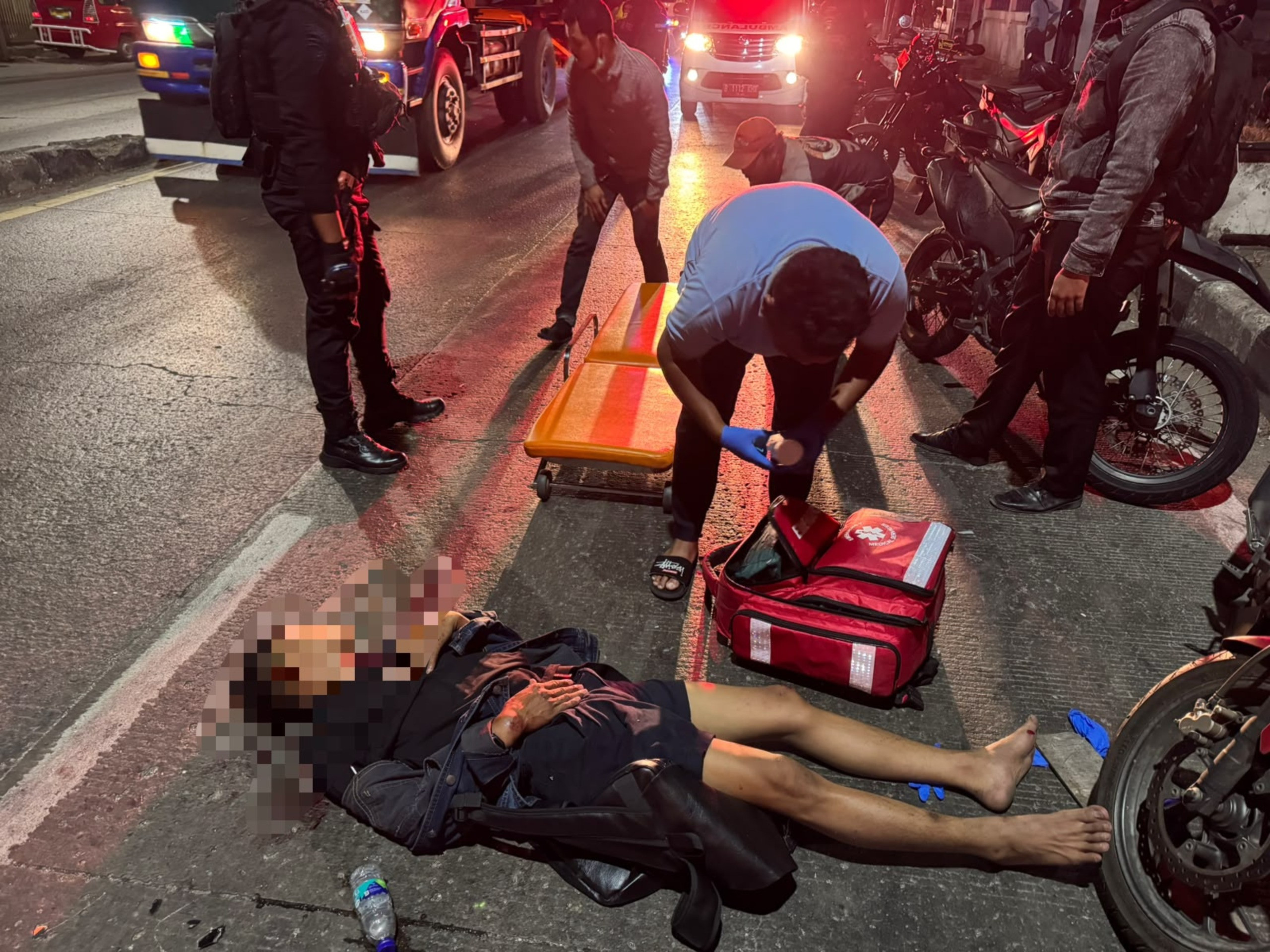 Brimob Polda Metro Jaya Bantu Evakuasi Korban Kecelakaan di Bekasi