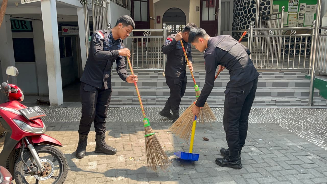 Satbrimob Polda Metro Jaya Tebar Kepedulian Lewat “Jumat Peduli” di Masjid Jami’ Al-Makmur Cikini