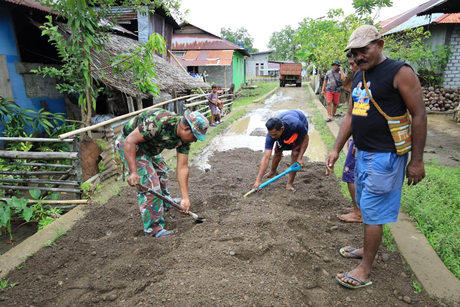 Wujud Kepedulian, Satgas TMMD dan Warga Kompak Perbaiki Jalan Desa