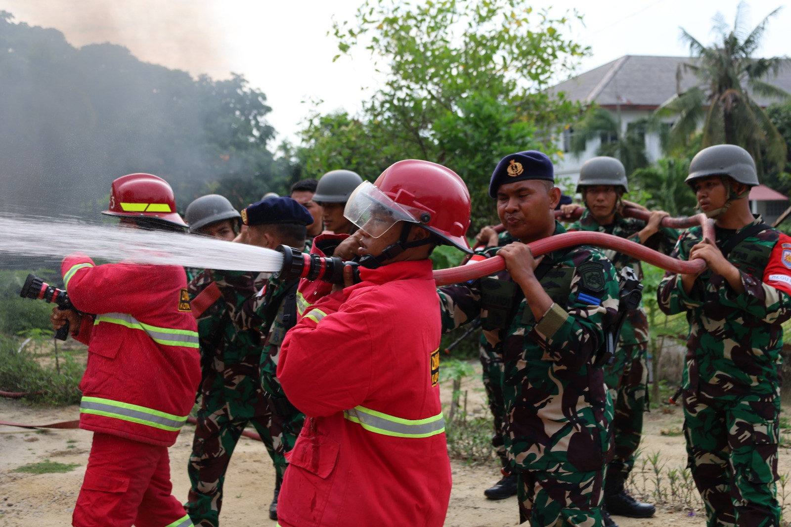 Satu SSK Personel Dikerahkan Untuk Kawal Aksi Unjuk Rasa di Depan Mako Lanal Dumai