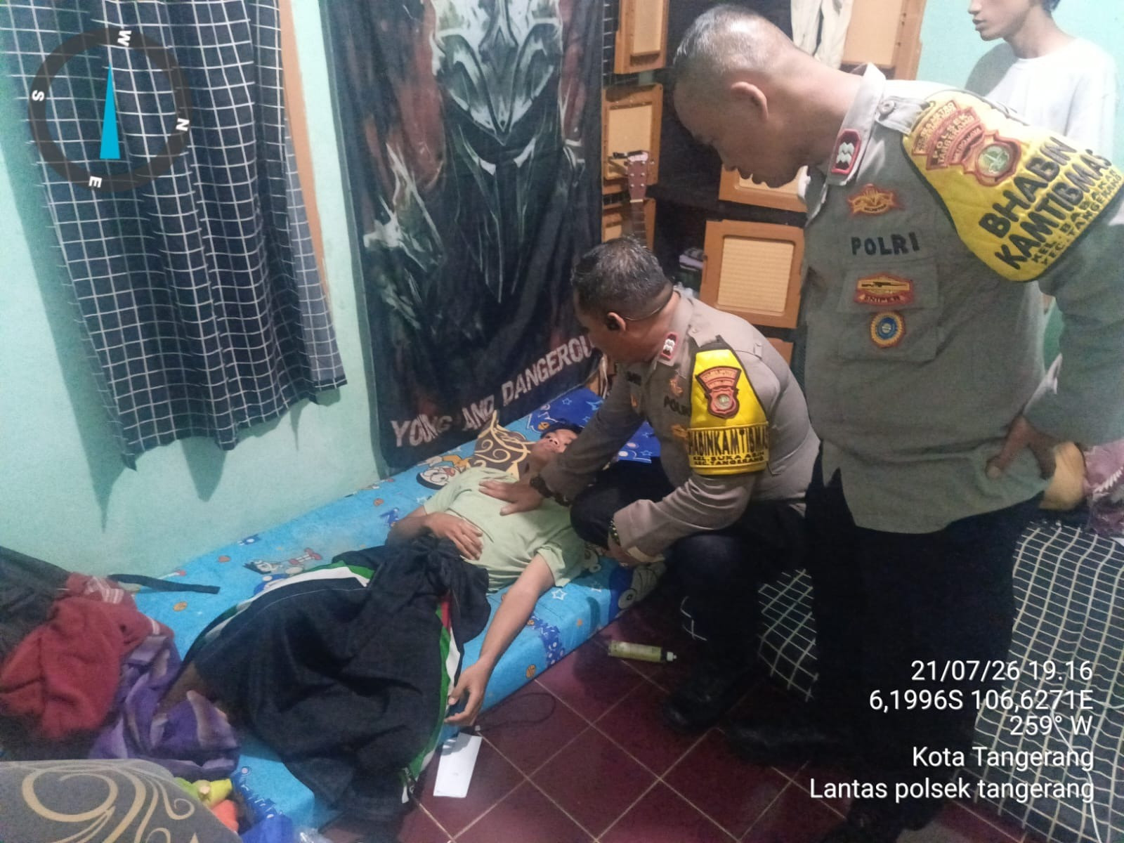 Laporan 110 Direspons Cepat, Polisi Bantu Warga Tak Sadarkan Diri di Tangerang