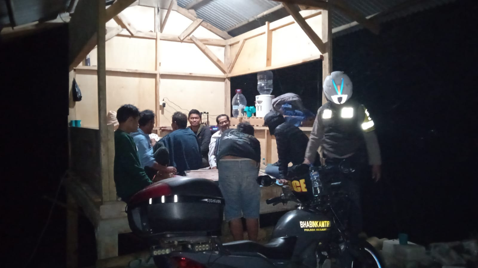 Bhabinkamtibmas Polsek Megamendung Aktif Sambangi Satkamling, Jaga Kamtibmas Desa Sukamahi