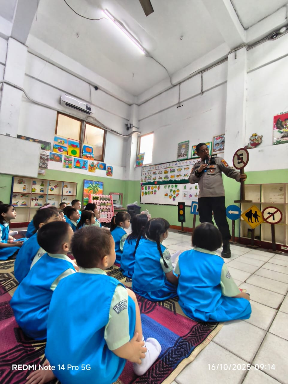 Polsek Pademangan Edukasi Anak TK Fajar Indah Tentang Disiplin Lalu Lintas Sejak Dini