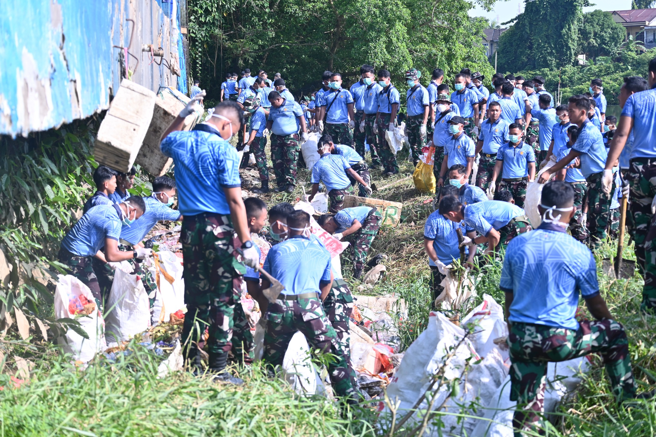 Lanud Sultan Hasanuddin Bersama Satuan TNI AU Wilayah Makassar, Gelar Karya Bakti di TPI dan Pasar Batangase, Maros