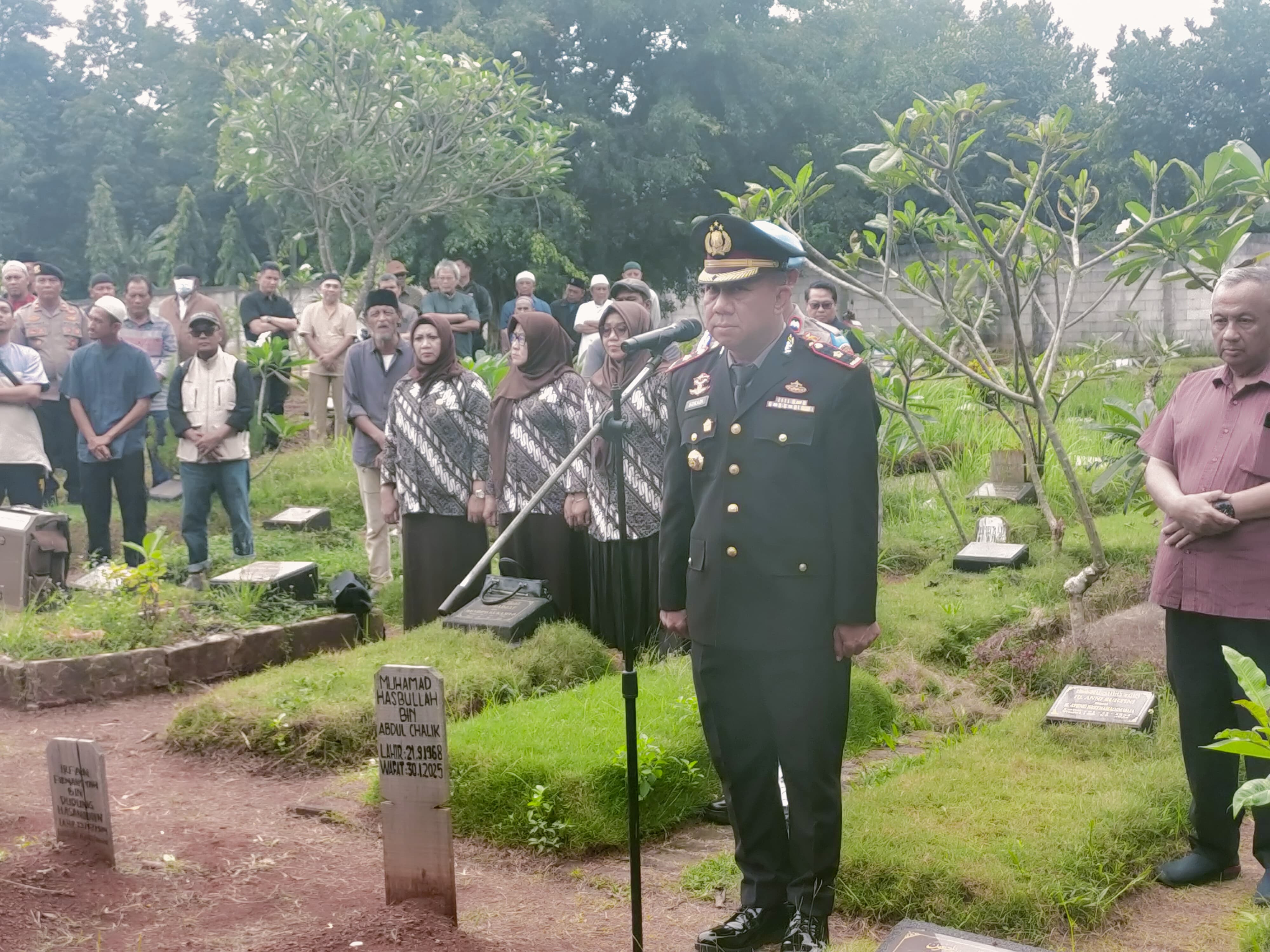 Upacara Kedinasan Iringi Pemakaman Alm. Kompol (Purn) H. Suwito di Bekasi