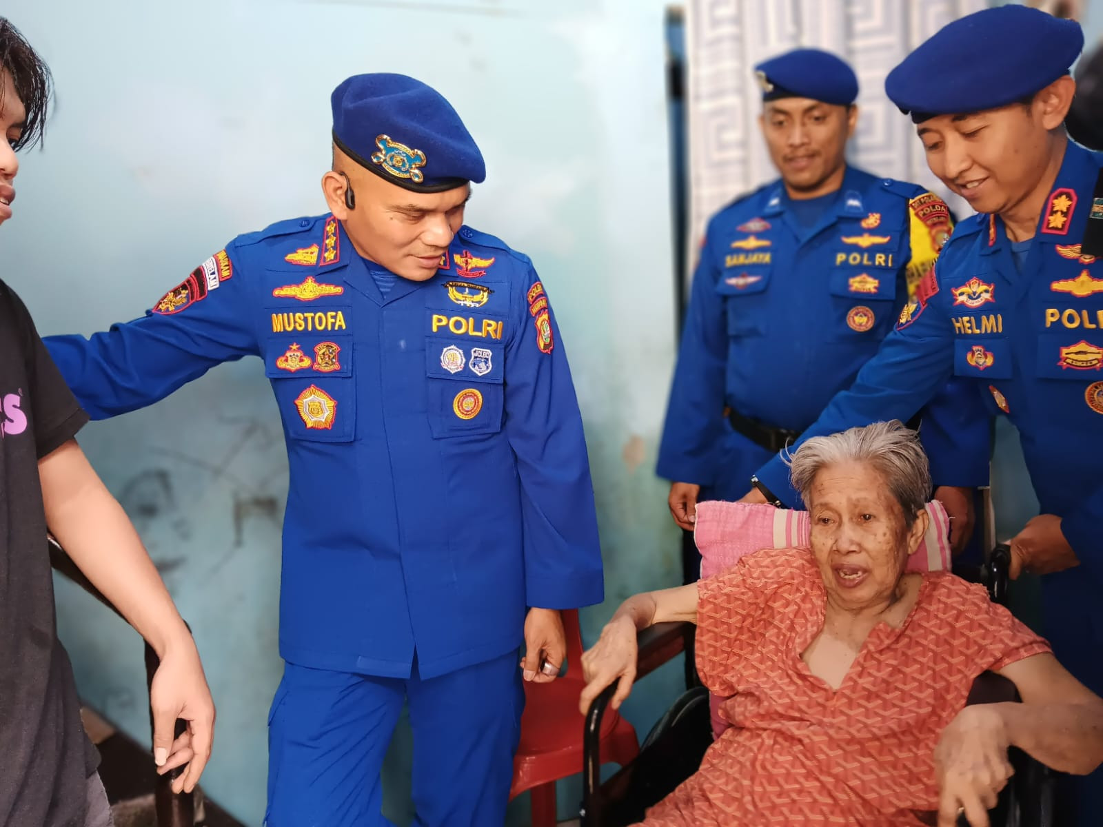 Ditpolairud Polda Metro Jaya Beri Kursi Roda untuk Lansia Pesisir Kali Adem