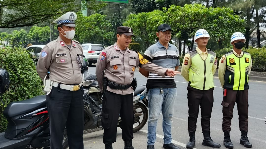 Polsek Bekasi Selatan Gelar Apel dan Patroli Kamtibmas di Sejumlah Pusat Keramaian