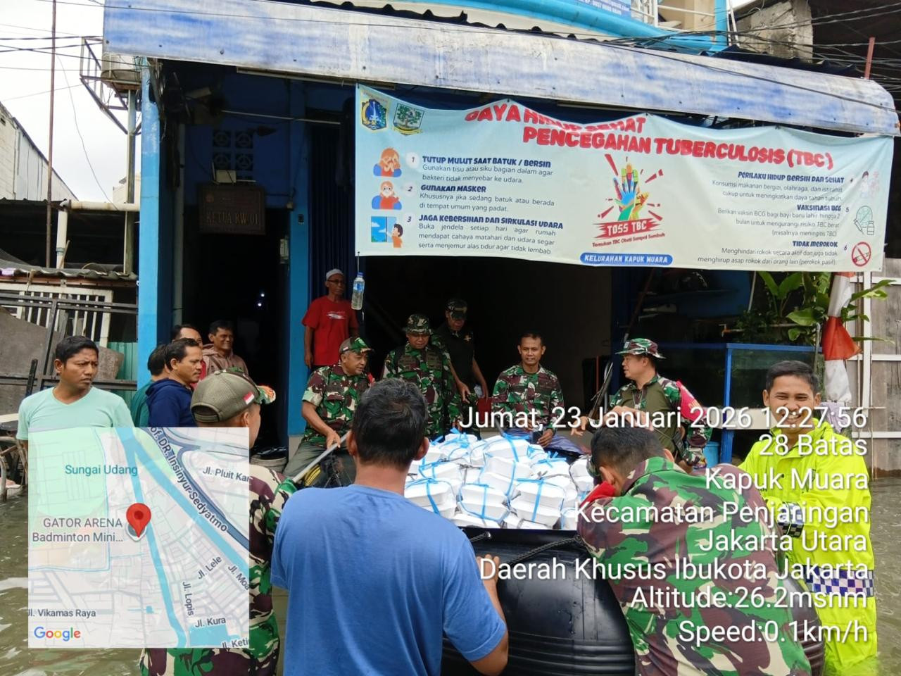 TNI–Polri Salurkan 600 Paket Makanan untuk Warga Terdampak Banjir di Kapuk Muara