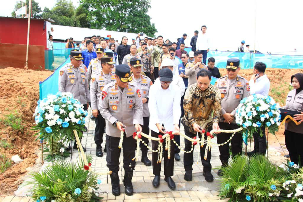 POLRI PERTEGAS PERAN AKTIF DALAM ASTACITA PADA TOPPING OFF SEKOLAH, PERESMIAN MASJID, DAN PELETAKAN BATU PERTAMA RUMAH IBADAH DI SMA KEMALA TARUNA BHAYANGKARA