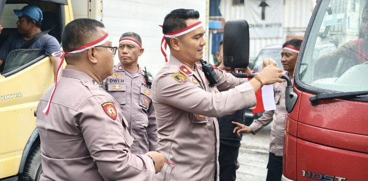 Sambut HUT RI ke-80, Polsek Pademangan Bersama 3 Pilar Bagikan 400 Bendera Merah Putih kepada Pengguna Jalan