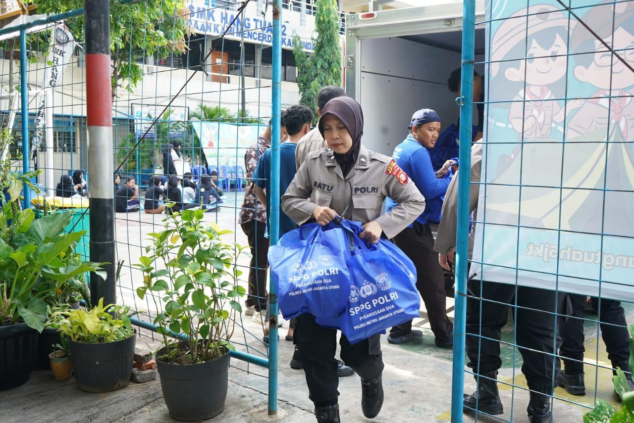 Polisi Distribusikan 1.377 Paket Makan Bergizi Gratis ke Ribuan Pelajar di Jakarta Utara