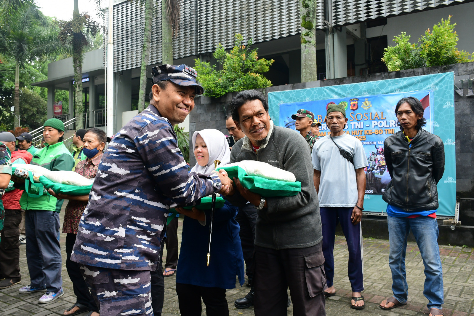 Sambut HUT Ke-80 TNI, Sinergitas TNI-Polri Gelar Bakti Sosial di Kota Bandung