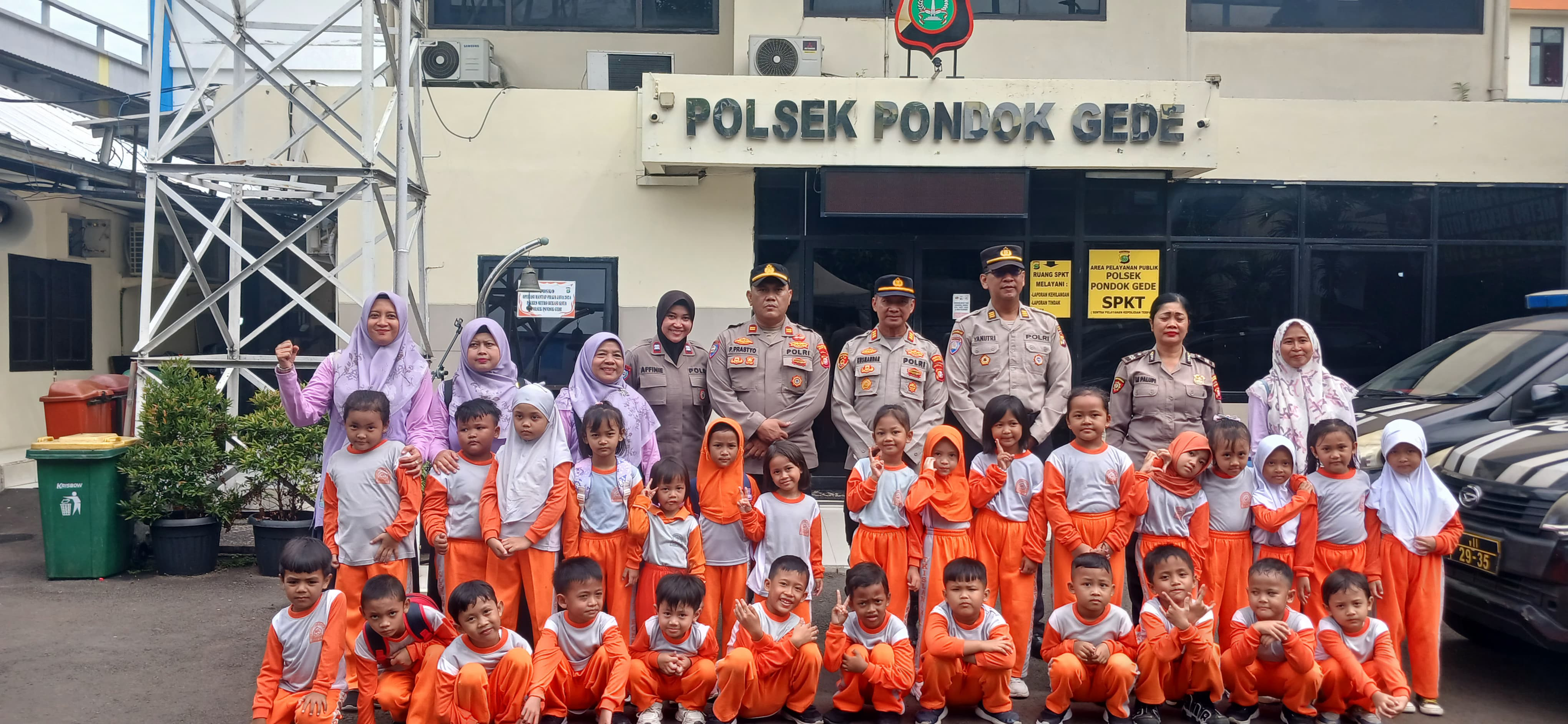 Murid TK Islam AR Rohmah Lakukan Kunjungan Edukatif ke Polsek Pondok Gede