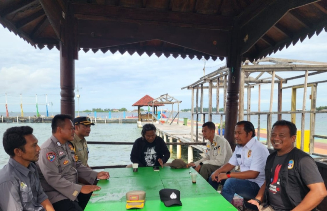 Kunjungi Warga Pulau Pramuka, Bhabinkamtibmas Ajak Bersama Jaga Keamanan Wisata Selama Libur Nataru