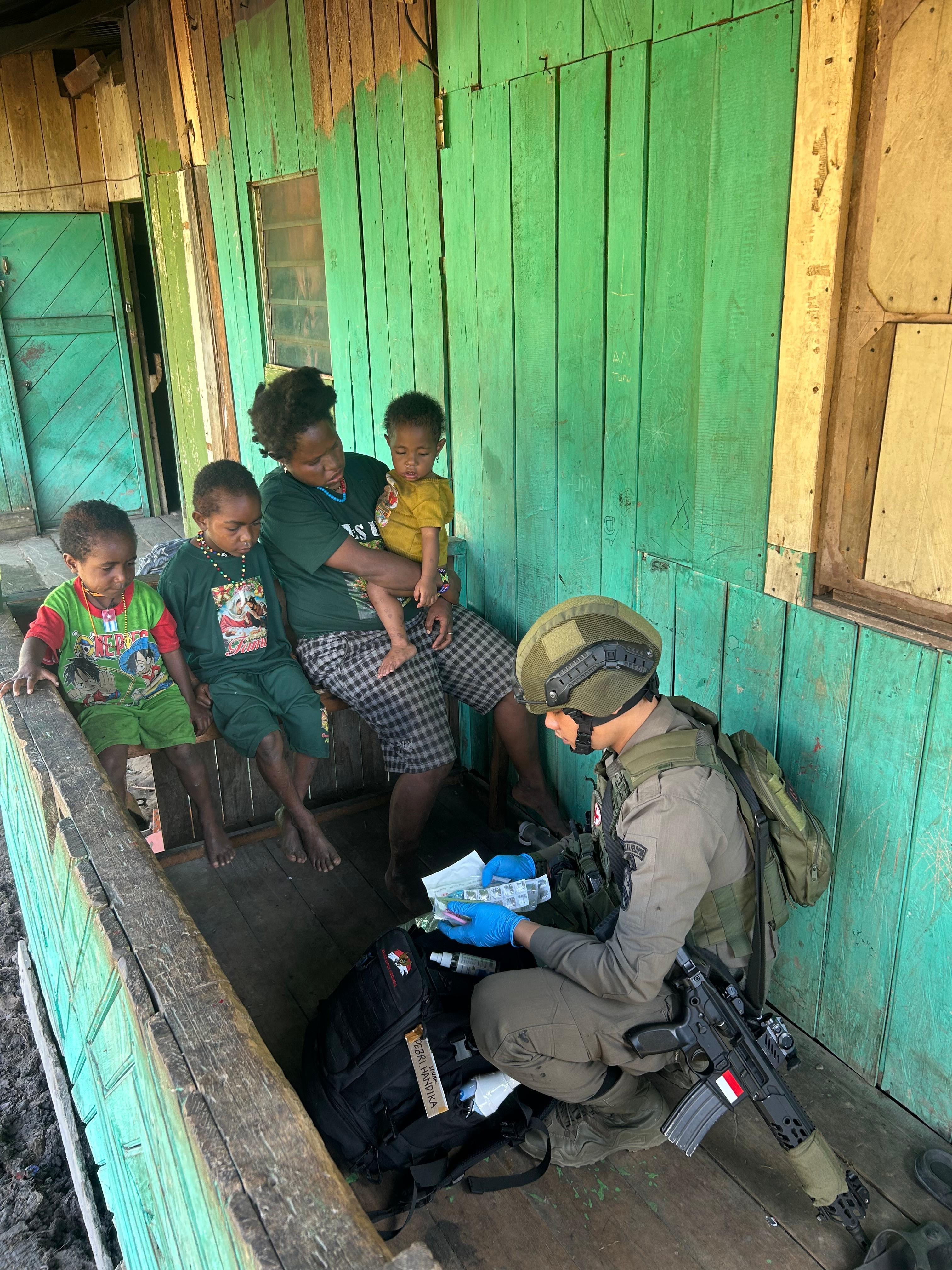 Di Balik Tugas Pengamanan, Brimob Hadir Menyembuhkan dan Menguatkan Warga Sinak