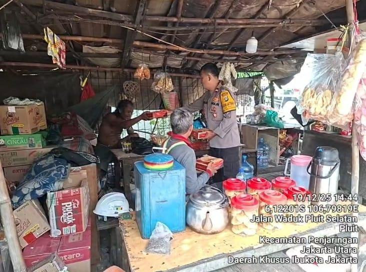 Jumat Berkah Polsek Metro Penjaringan, Polisi Berbagi dan Perkuat Pesan Kamtibmas