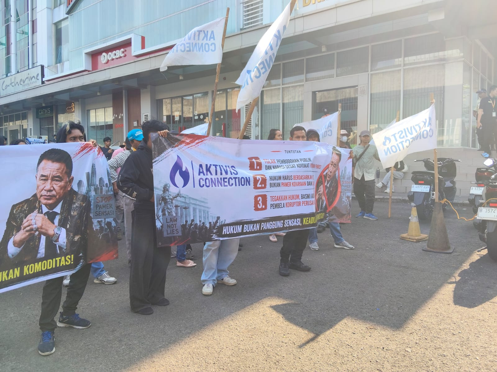 Ratusan Massa Geruduk Kantor Hotman Paris di Kelapa Gading, Polisi Siaga Amankan Aksi Unjuk Rasa