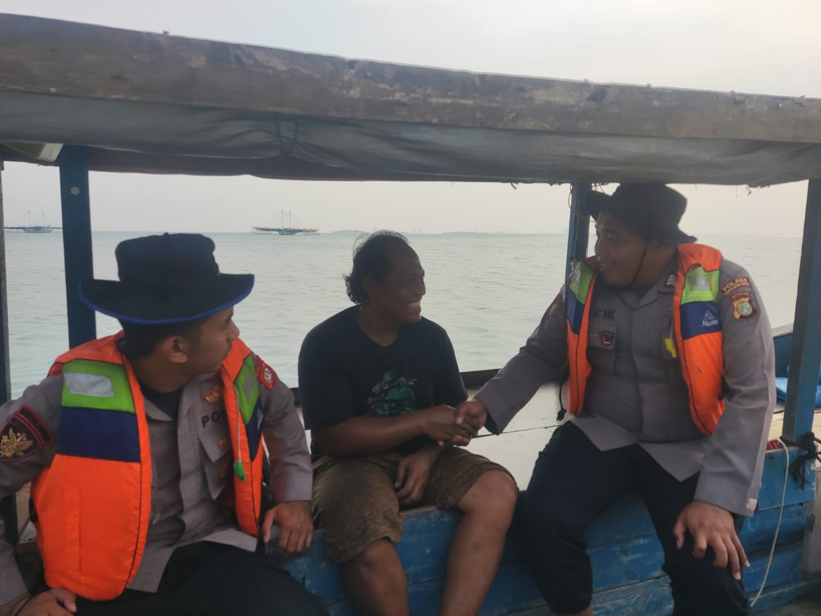 Layanan Polisi 110, Satpolairud Polres Kepulauan Seribu Sambangi Nelayan Imbau Waspada Angin Kencang