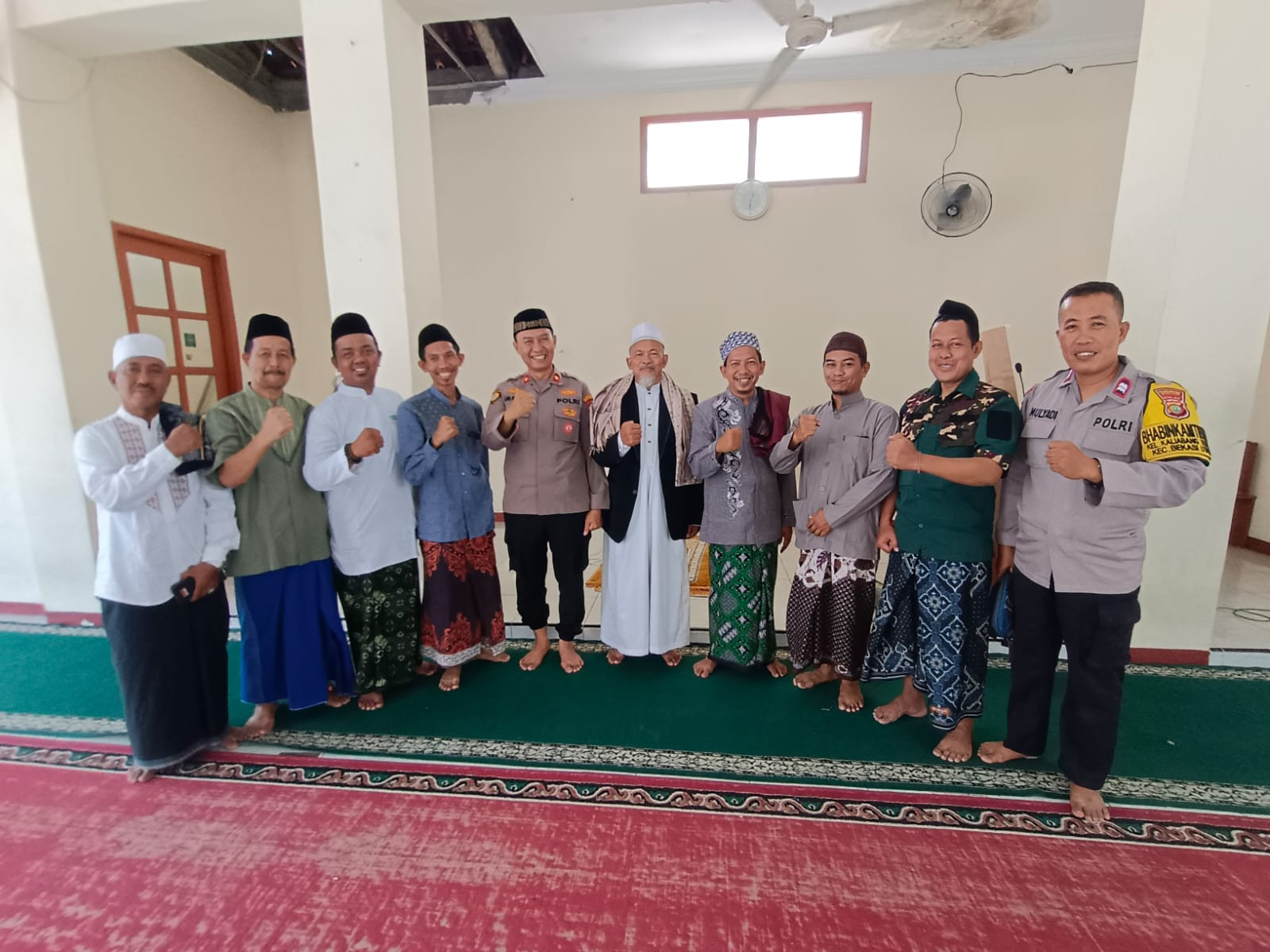 Silaturahmi, Himbauan Kamtibmas, dan Sholat Jumat Keliling Kapolsek Bekasi Utara