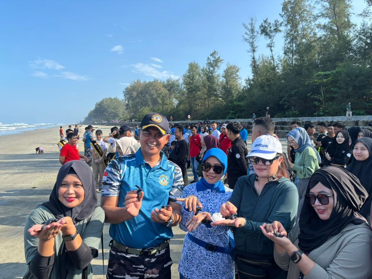 Aksi Cinta Pantai, Semangat Hari Bumi dan 40 Tahun Pengabdian Lanal Bengkulu