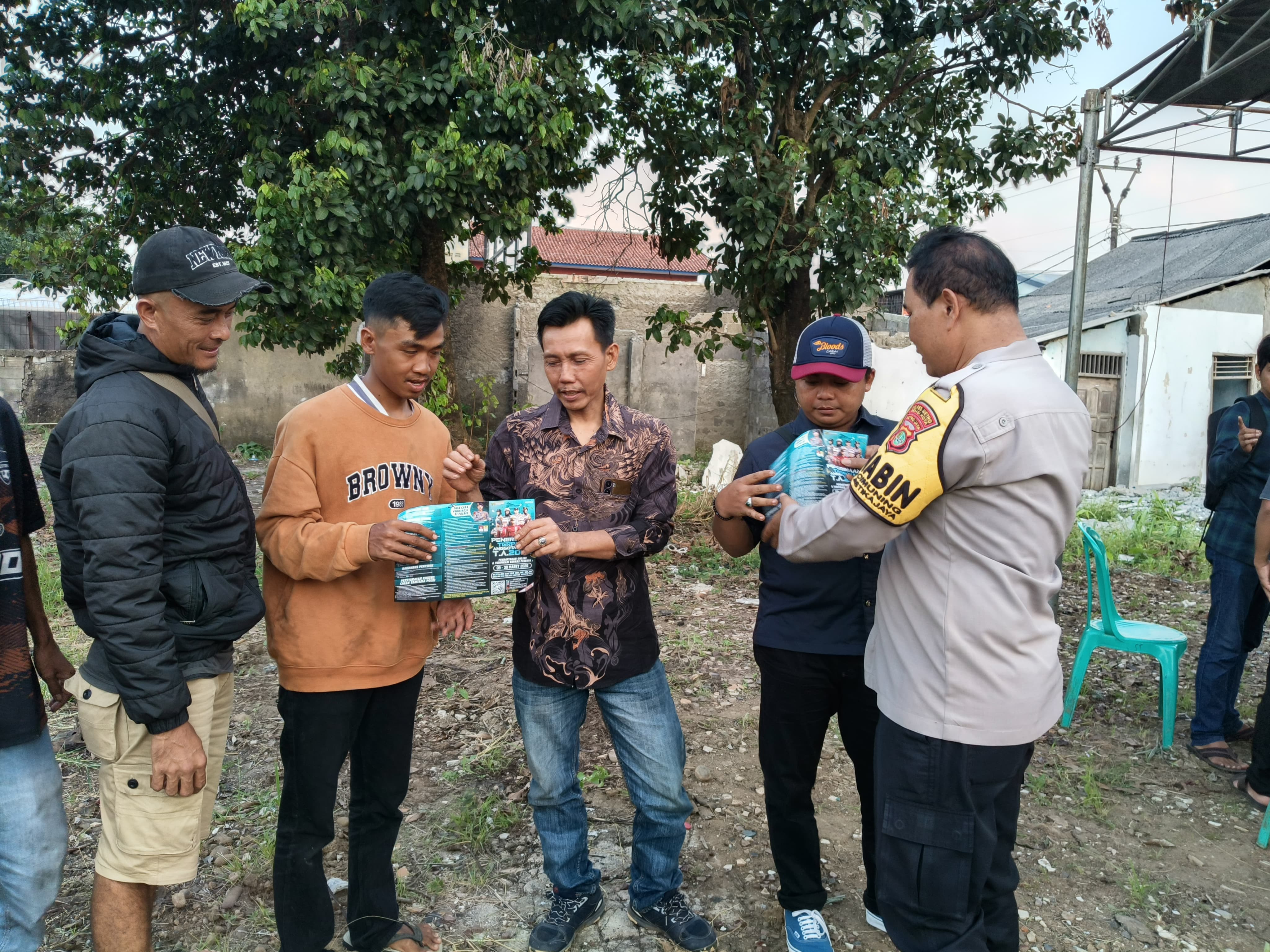 Rekrutmen Polri 2026 Dibuka, Bhabinkamtibmas Bantargebang Sosialisasi Jemput Bola ke Warga Cimuning