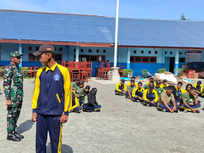 Babinsa Koramil Timika Latih Baris-Berbaris Siswa SMA Taruna Mimika