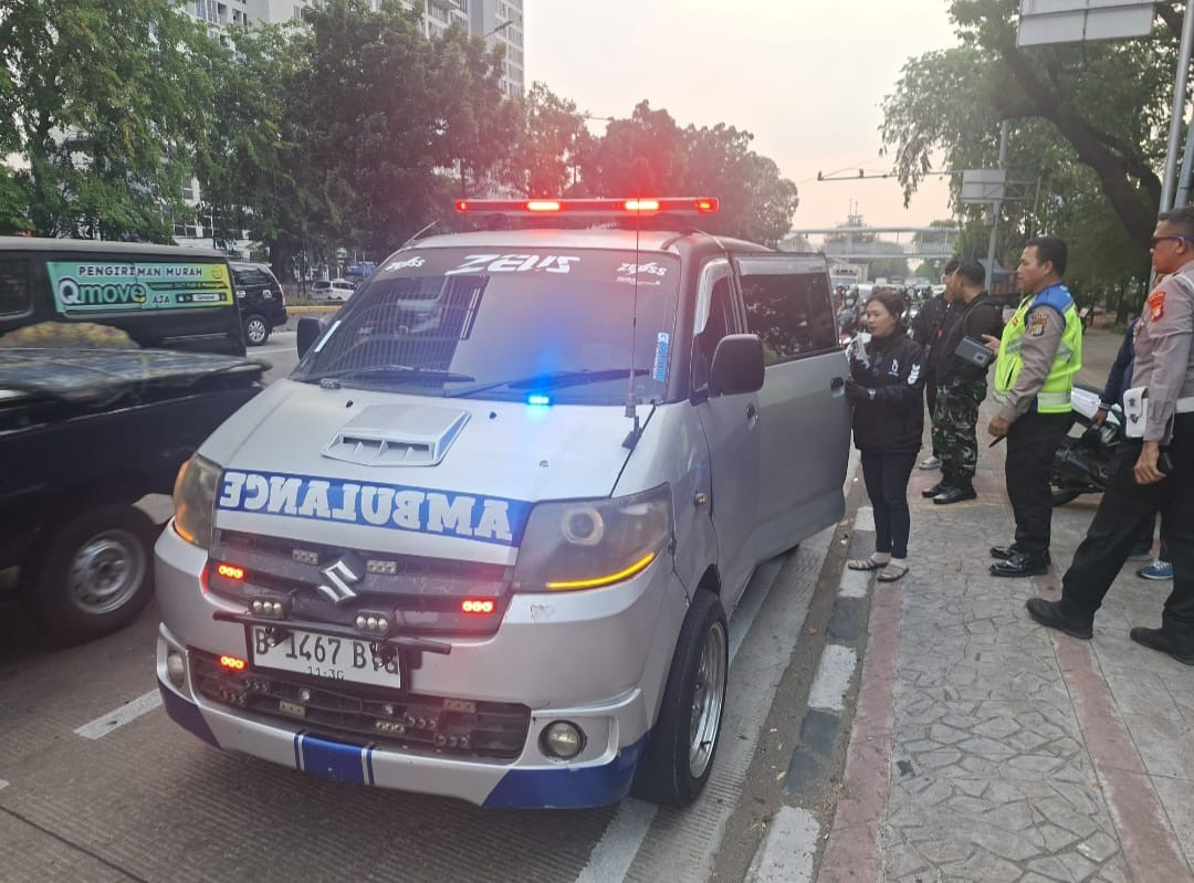 Anggota Lantas Kelapa Gading Gerak Cepat Evakuasi Pemotor Diduga Korban Tabrak Lari