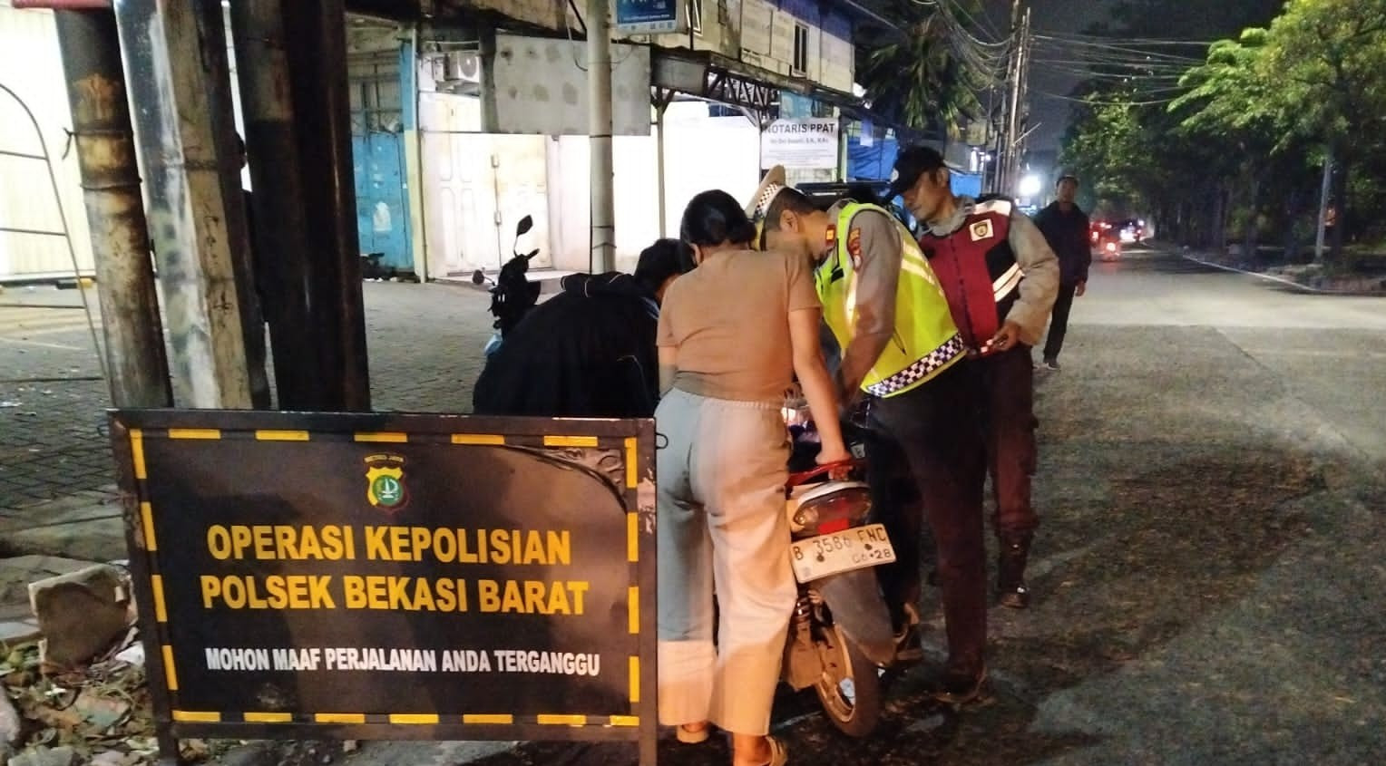 Cegah Tawuran Polsek Bekasi Barat Gelar Razia Stasioner dan Patroli Mobile