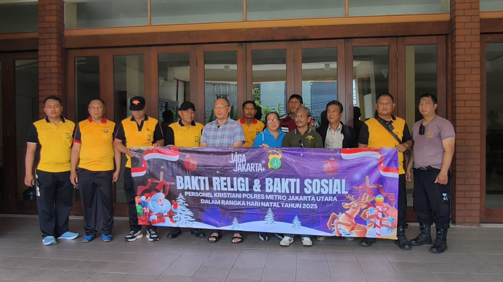 Polsek Pademangan Gelar Bakti Religi Bersihkan Gereja Jelang Natal 2025