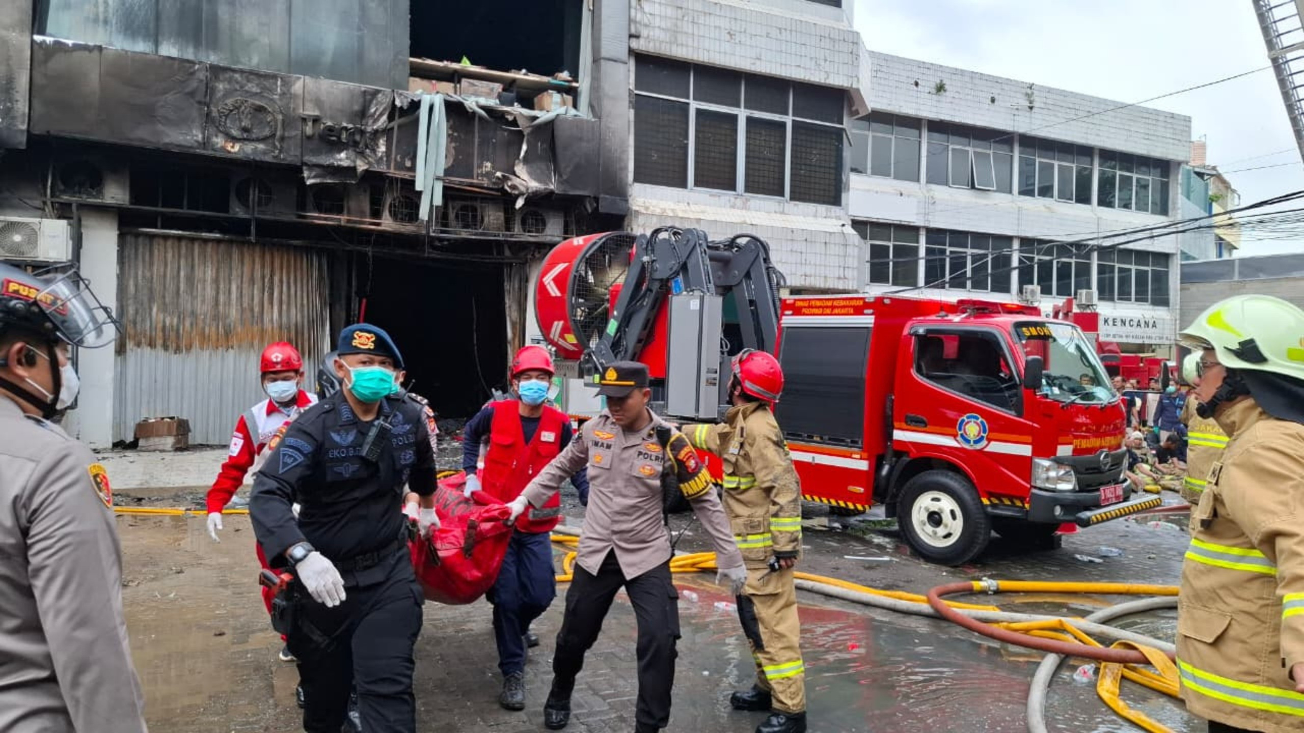 Brimob Polda Metro Jaya Gerak Cepat Bantu Evakuasi Korban Kebakaran PT Terra Drone Kemayoran
