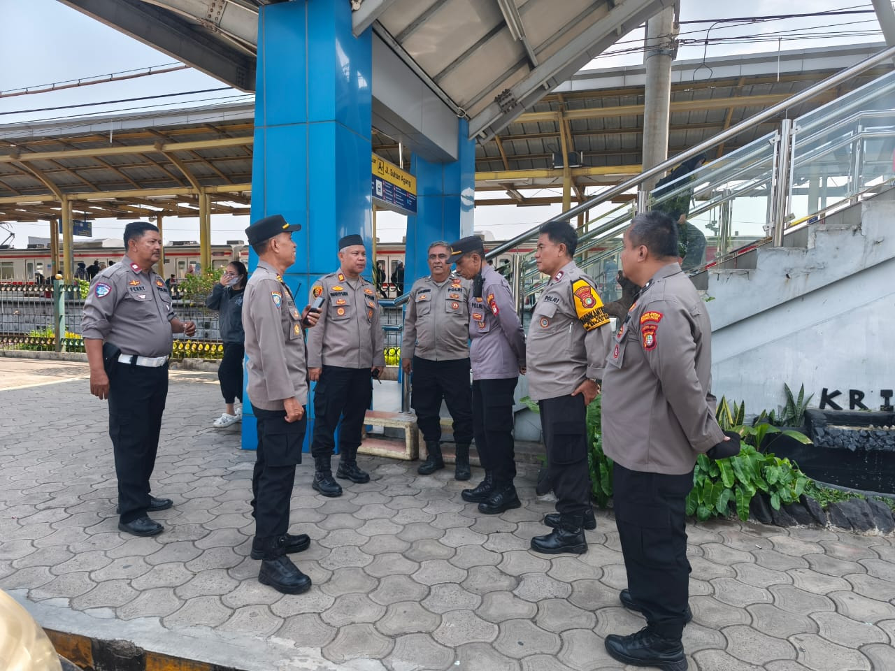 Polsek Bekasi Barat Gelar Pengamanan dan Penyekatan Massa di Stasiun Kranji