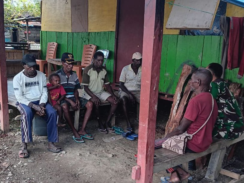 Bahas Keamanan dan Pembangunan, Babinsa Koramil Mapurujaya Laksanakan Komsos dengan Kepala Kampung Hiripau