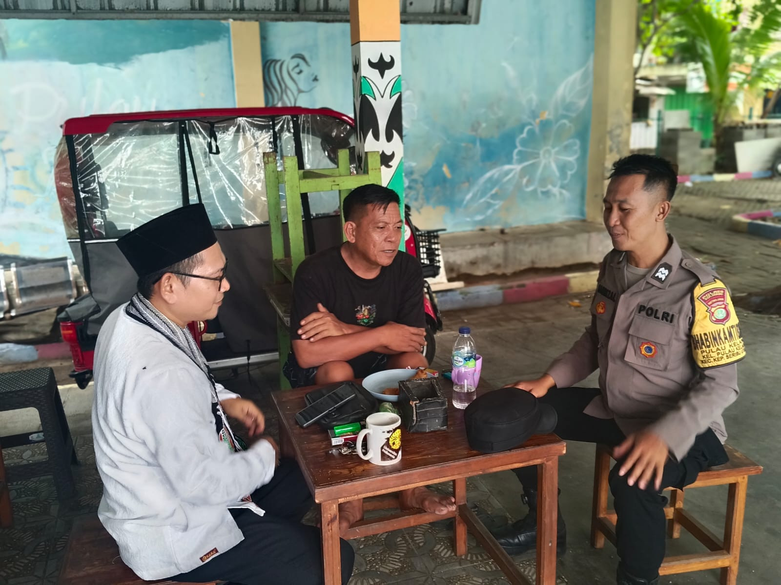Bhabinkamtibmas Pulau Kelapa Sosialisasikan Layanan Polisi 110, Ajak Warga Peduli Keamanan