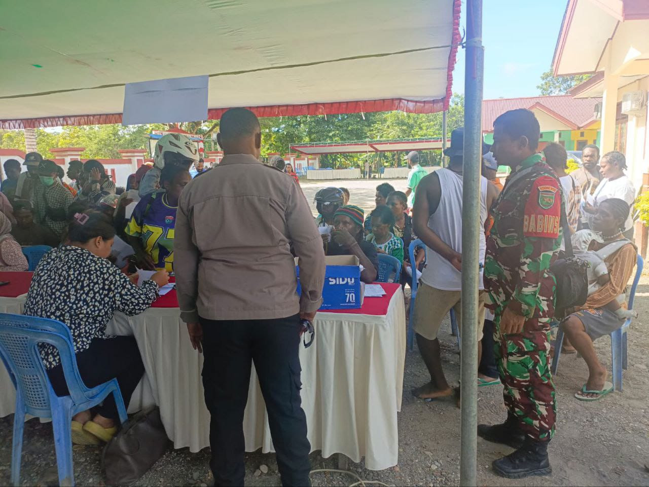 Yakinkan Berjalan Dengan Lancar, Babinsa Koramil Kuala Kencana Laksanakan Pendampingan Penyaluran BLTS Kesra TA 2025