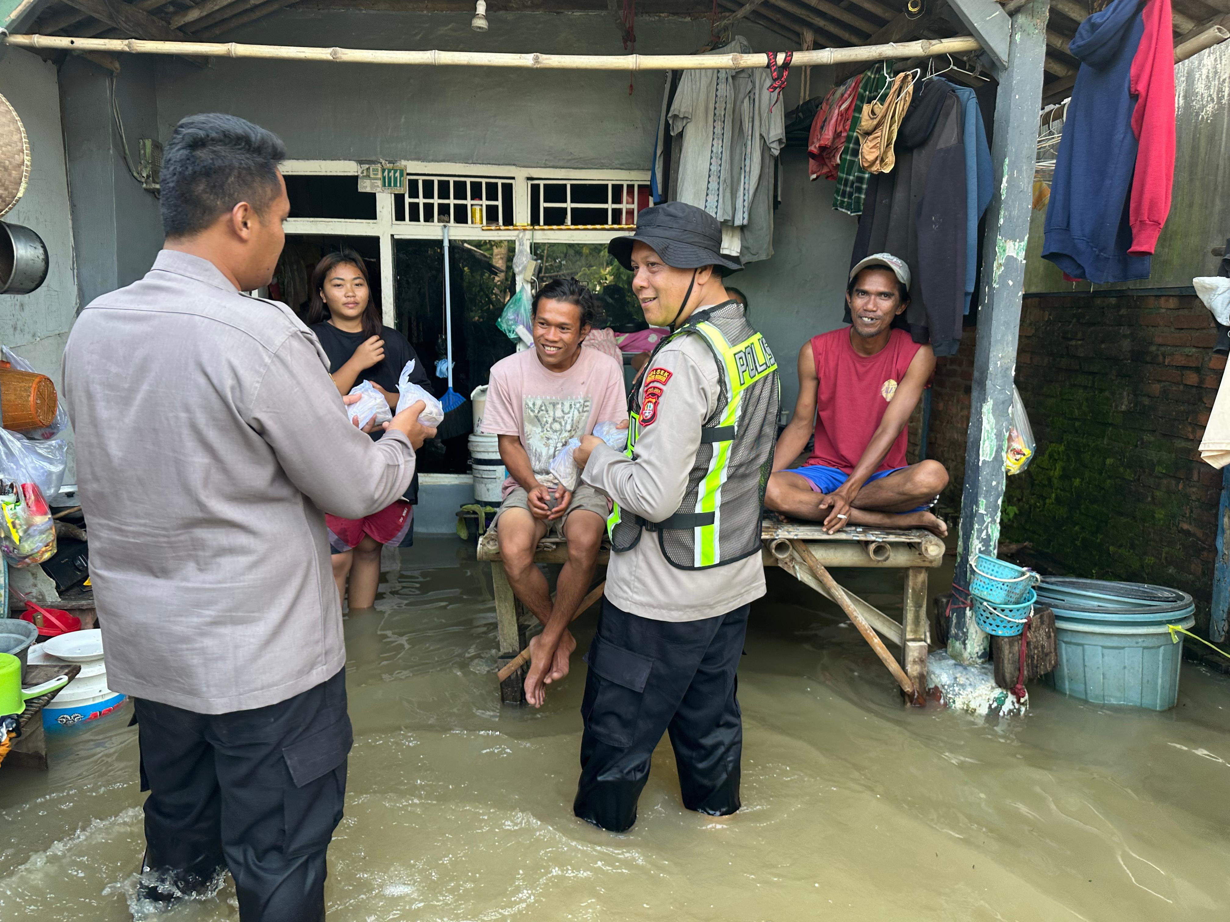 Polisi dan Pemda Salurkan Bantuan bagi Warga Terdampak Banjir di Bekasi