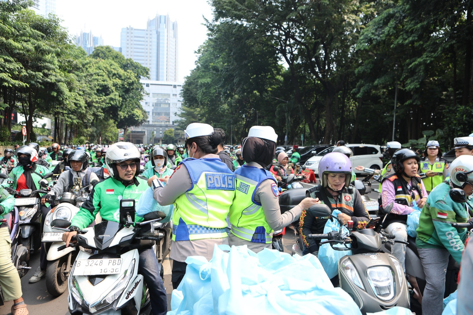 Wujudkan Kemitraan Humanis, Polda Metro Jaya Salurkan 350 Paket Sembako untuk Pengemudi Ojol di Jumat Peduli