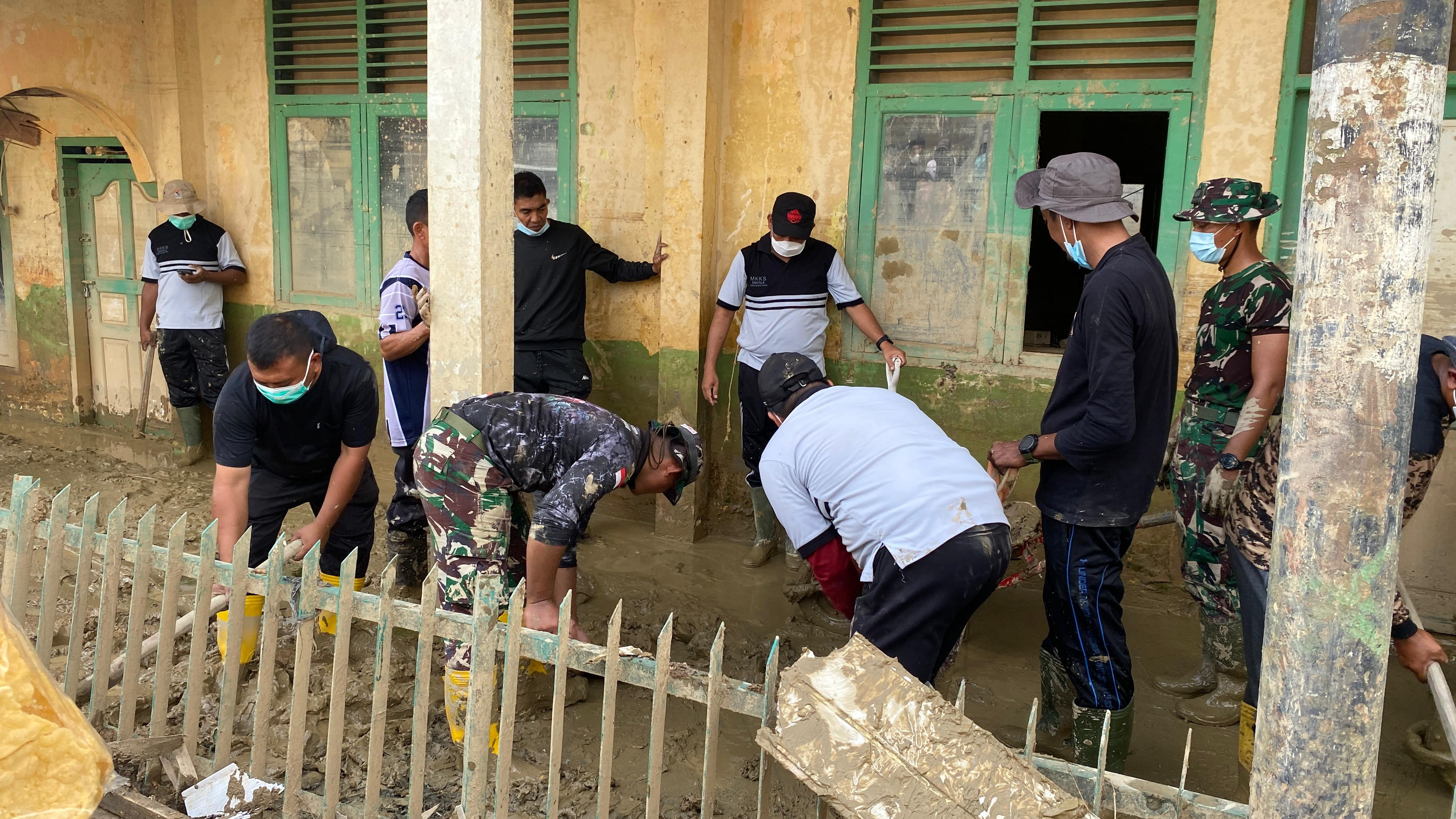 Ratusan Prajurit TNI AD dan Relawan Bersihkan SMA Al-Jamiatul Washliyah Aceh Tamiang