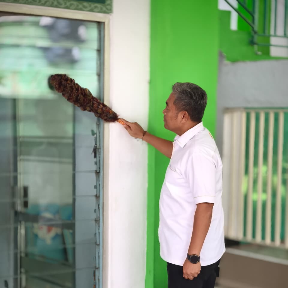 Polsek Pademangan Gelar Program Bang Jasri, Bersih-Bersih Masjid Perkuat Sinergi Polri dan Masyarakat