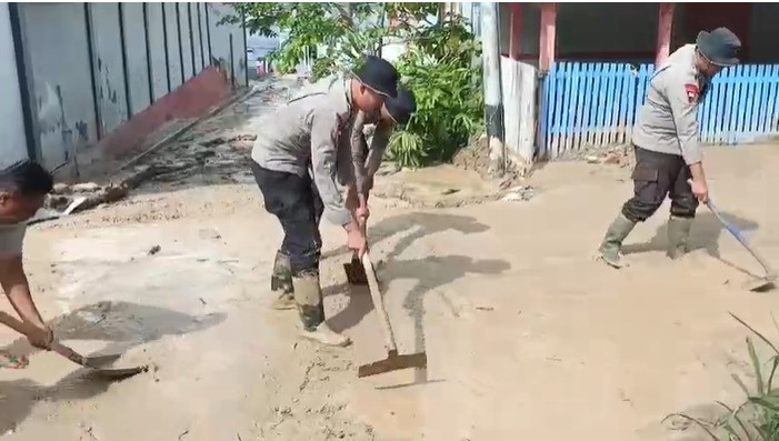Hujan Lebat Picu Longsor di Agam, Polsek Tanjung Raya Siaga di Lokasi Bencana