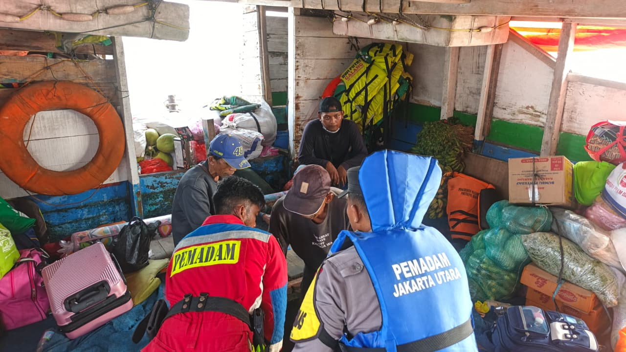 Polsek Kepulauan Seribu Selatan Gerak Cepat Tindak Lanjuti Laporan 110, Selamatkan 35 Penumpang KM Dewi Putri Yang Alami Kebocoran Di Perairan Cituis