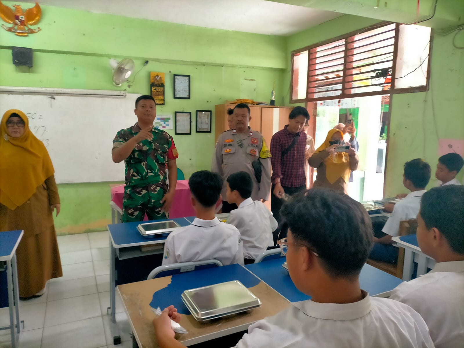 Polsek Medansatria Kawal Program MBG, Pastikan Distribusi Makanan Bergizi di SMPN 19 Berjalan Lancar