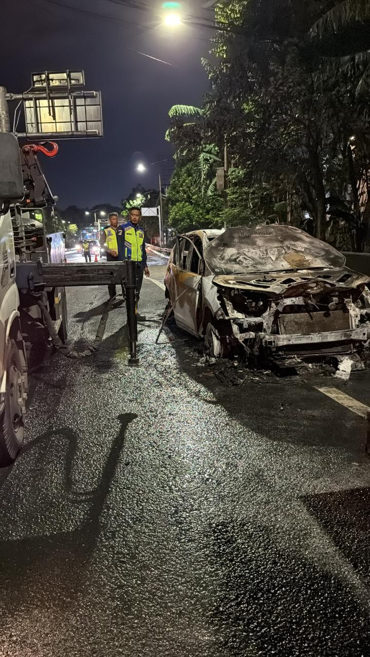 Mobil Honda CR-V Terbakar di Dekat Pintu Tol Pluit, Api Sempat Membesar Sebelum Berhasil Dipadamkan