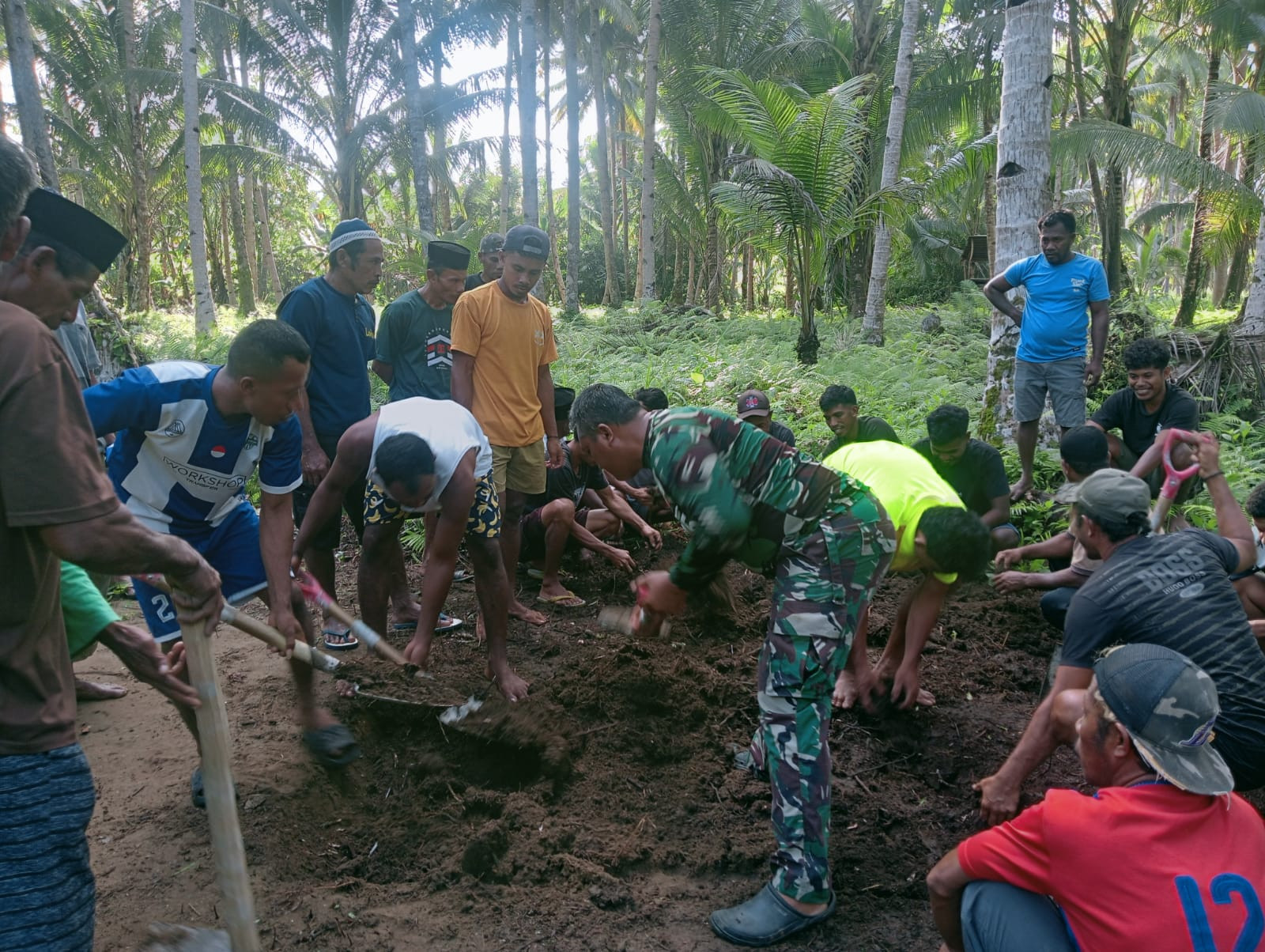 Di Tengah Kesibukan Membangun, Satgas TMMD Kodim 1505/Tidore Tetap Peduli Warga Berduka