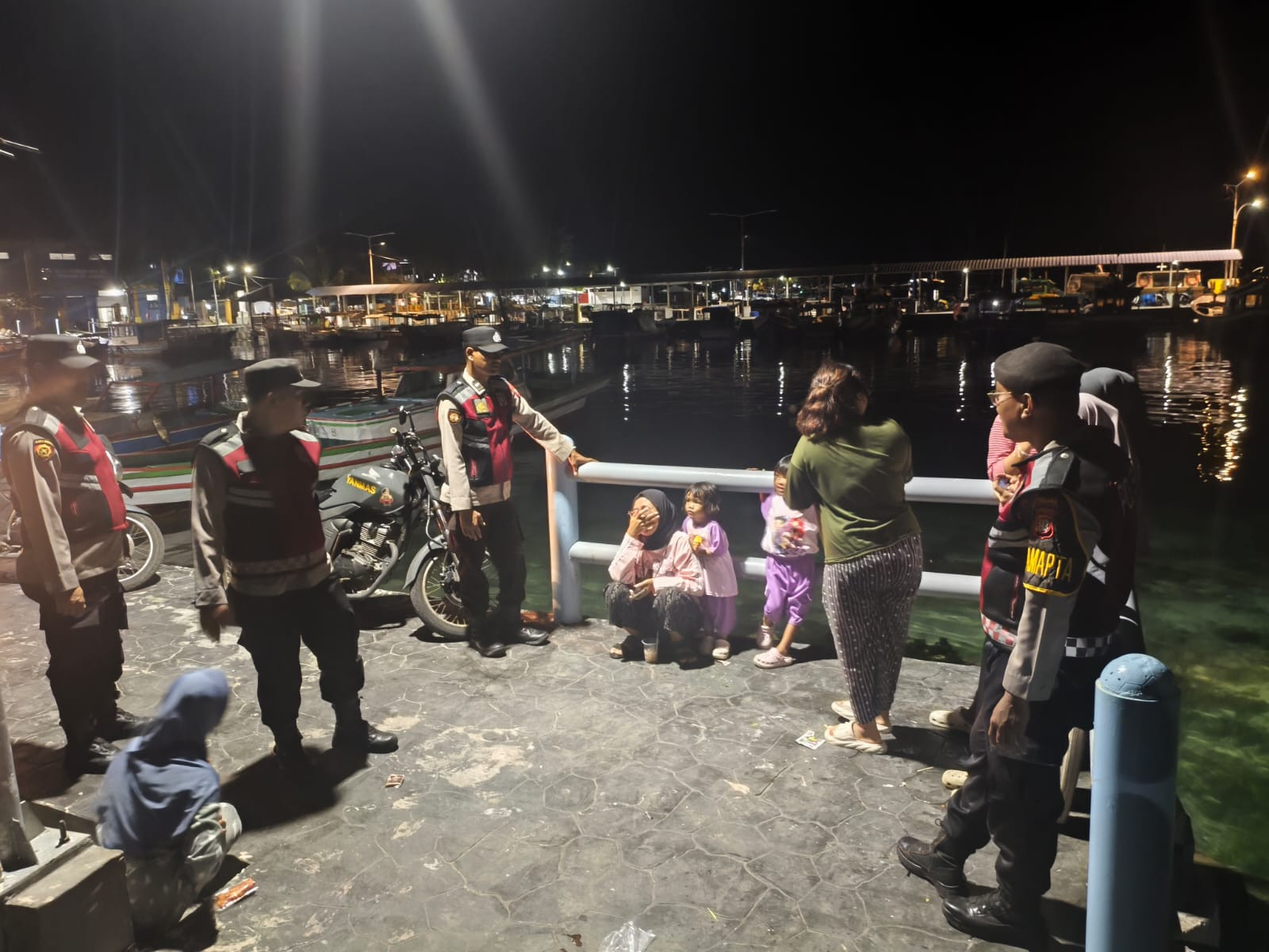 Patroli Malam Gabungan Polsek Kepulauan Seribu Utara, Sosialisasikan Layanan 110 dan Cegah Gangguan Kamtibmas